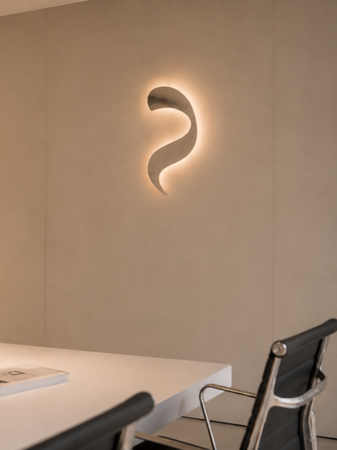 Het Jamais Vu logo verlicht op de muur van het kantoor